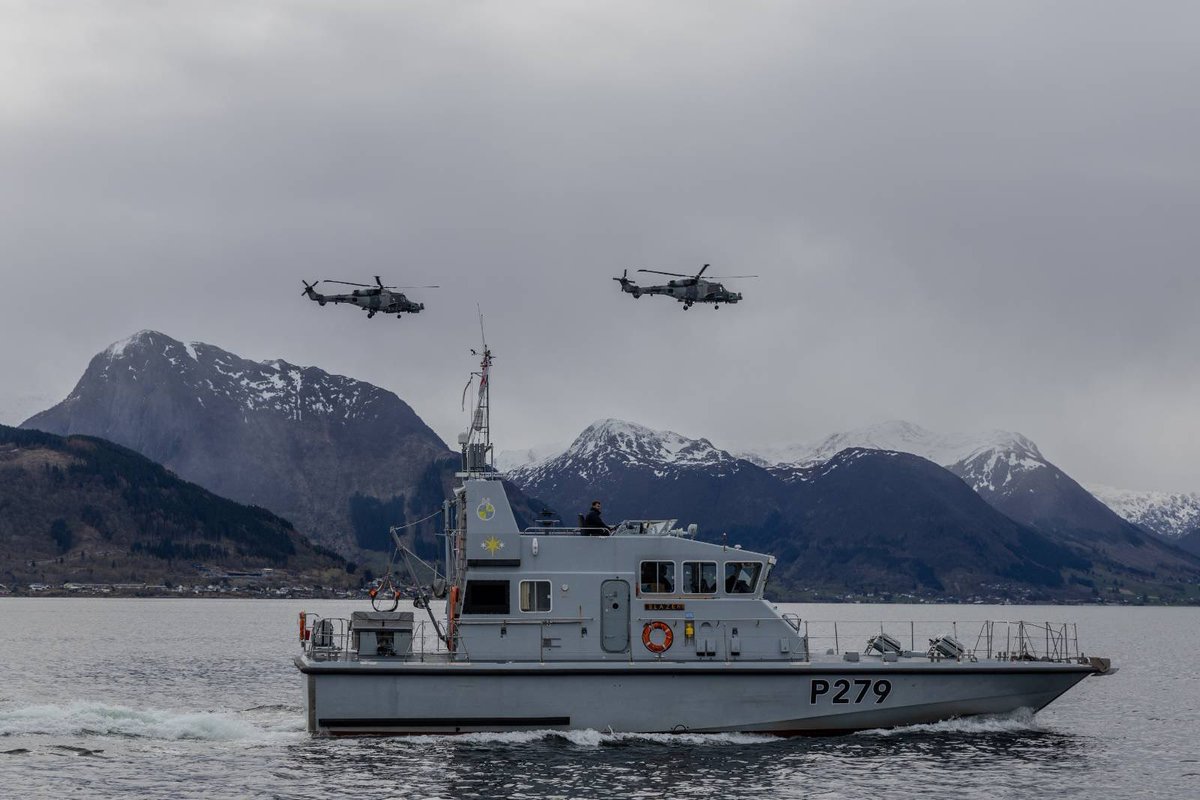 Great day yesterday with @815NAS @HMSTrumpeter @HMS_Biter @HMSExploit out in the Fjords. What better way to start the week than hide and seek with MANPADs and Missiles. Obviously no real world damaged caused to anything except pride on both sides. Photo credit Theo Dodd