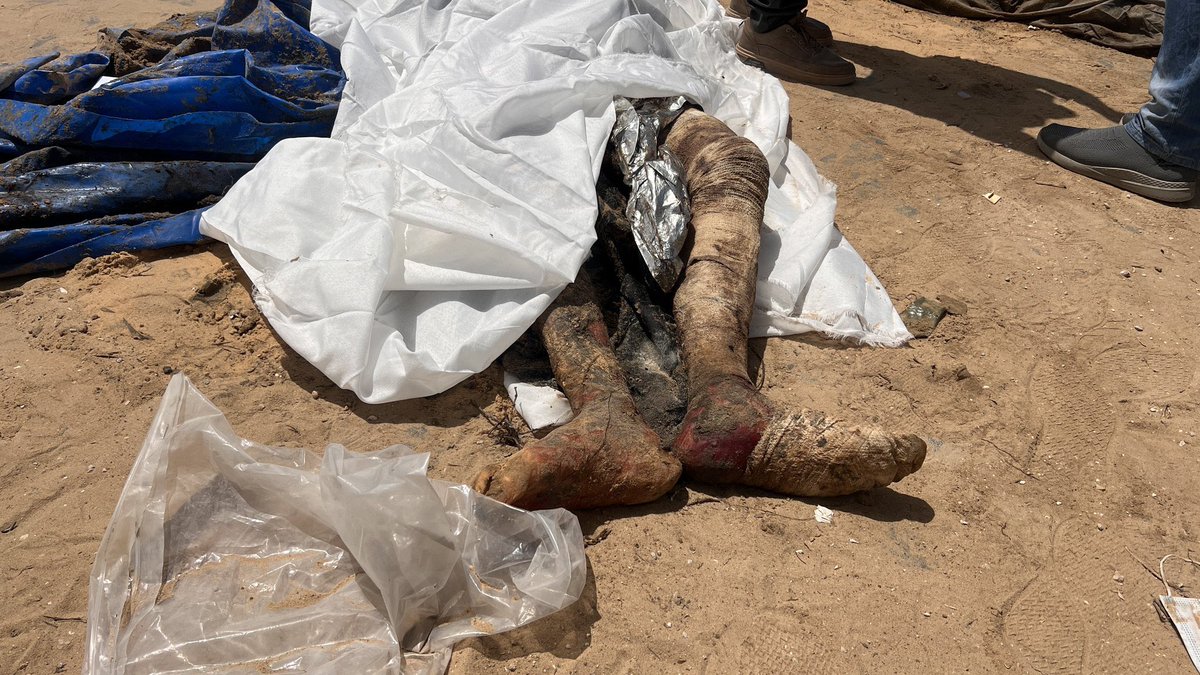 حتى لو توقف كل العالم عن نشر جرائم الإحتلال 

لا تتوقف
إياك أن تألف الصورة فتتلف، لا تعتاد المشهد فالله يرى ويشهد !!