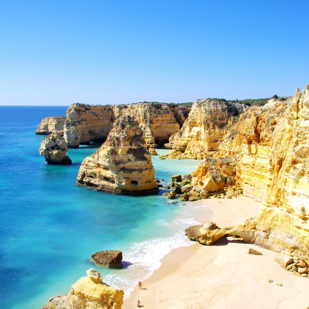 Discover the natural beauty of the Algarve, Portugal, with its breathtaking beaches and dramatic cliffs! bit.ly/2S2enDY #Algarve #PortugalTravel #Hoppa