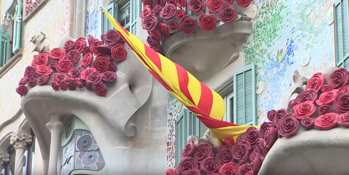 Mira amunt! 🤩 Roses a la façana de la Casa Batlló per Sant Jordi 🌹🌹🌹🌹 #SantJordi2024 #SantJordiRTVE #SantJordi #AntoniGaudí @UNESCO @CasaBatlloGaudi rtve.es/television/202…