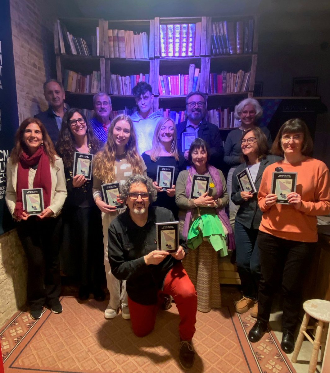 Dissabte vam presentar el llibre amb els #relats guanyadors del I Concurs de Relats Vila del Llibre 2023. El tema "Llegir el passat per escriure el futur", una reflexió per aquest #SantJordi2024.
Gràcies per participar-hi!
#VerumFictio #ConcursVDL #viulesviles #BCNLiteratura