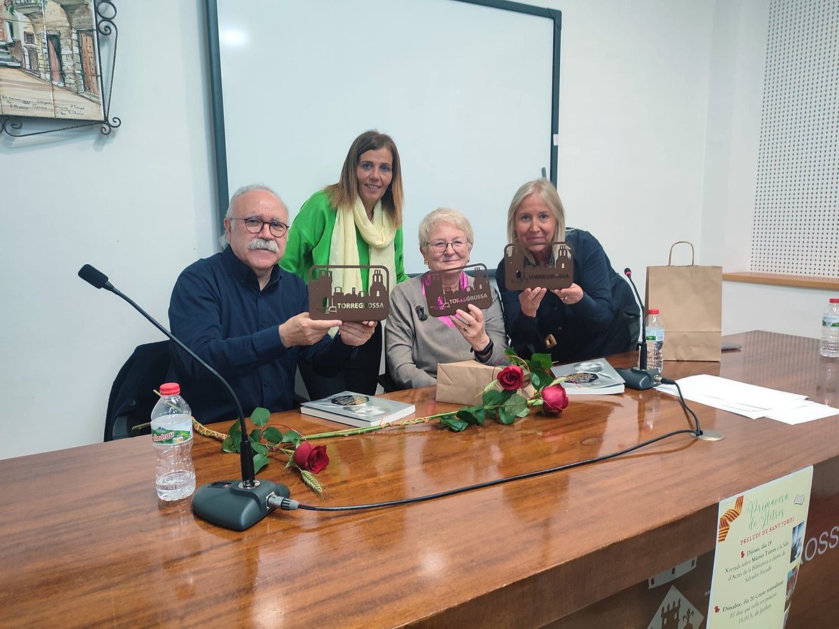 TorregrossaAj's tweet photo. En la revetlla de la diada de #SantJordi presentació massiva a la @bibtorregrossa de #Torregrossa del llibre "Indià i republicà" de @PagesEditors, que la catedràtica local Conxita Mir dedica al seu padrí matern, Ramon Curcó i Rubió. https://t.co/vwZvJiC6E5
