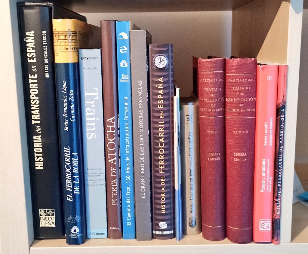 Foto de algunos libros que tengas de trenes o te quedas sin libros y sin trenes 😎 #DiaDelLibro #SantJordi2024