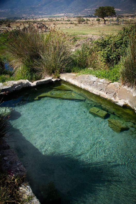 Ci troviamo nel comune di Bultei al confine con il comune di Benetutti alla confluenza del fiume Tirso con il fiume Rio Mannu. L'acqua calda a 30-40 gradi celsius sgorga da cavità del terreno e offre ristoro gratuitamente a tutti. La vasca di Anzu'e sos nervios cura secondo la