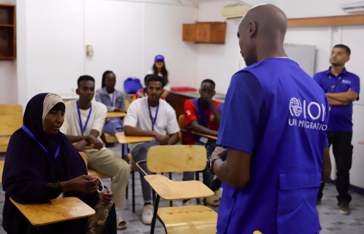 IOMKenya's tweet photo. @UNmigration @Mo_Farah In Kakuma, Turkana County, the Global Goodwill Ambassador had the opportunity to meet with migrant communities.
He shared some words of encouragement in a common shared language. #IOMOnTheMove #ScoreWithMo4Migration https://t.co/41sk7BT2Yz