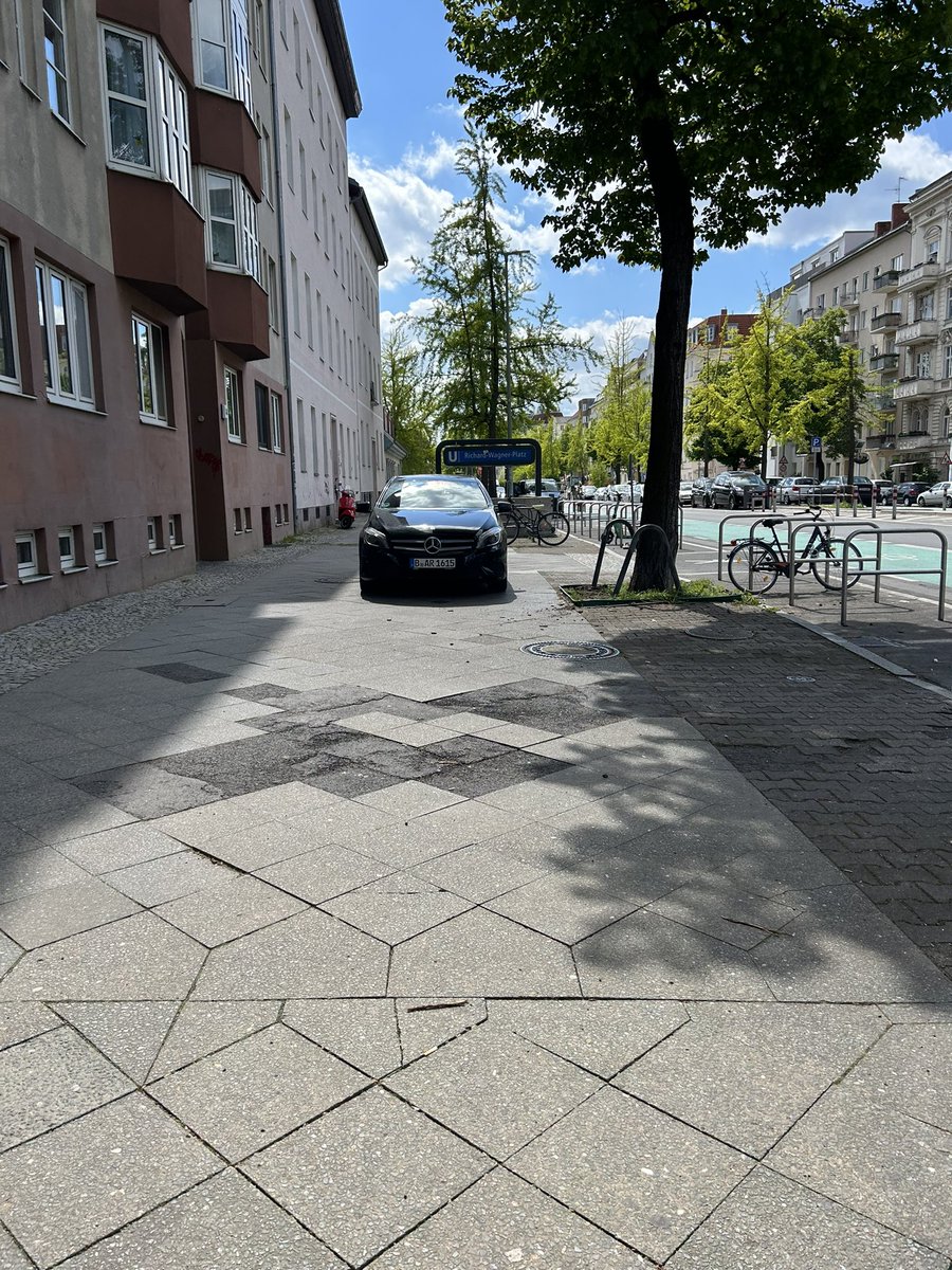 StVOUltra's tweet photo. Berlin. Alles ist Parkplatz. 🤮
@polizeiberlin #RunterVomGehweg #5Meter https://t.co/bk8fmEkHWd
