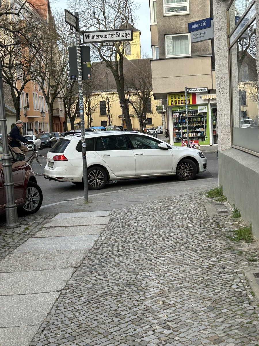 Berlin. Alles ist Parkplatz. 🤮

<a href="/polizeiberlin/">Polizei Berlin</a> #RunterVomGehweg #5Meter