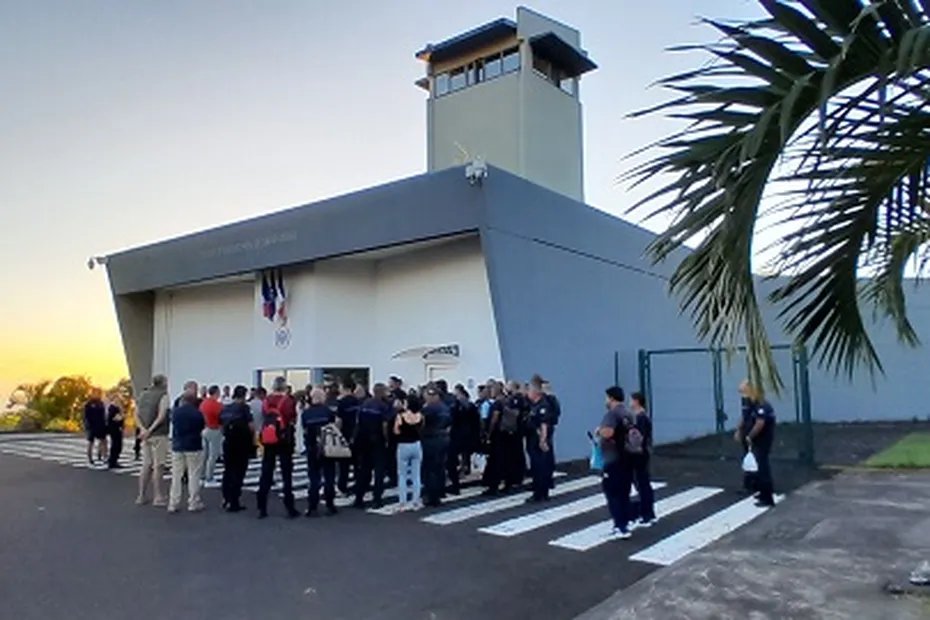 👮‍♂️ À La Réunion, des surveillants pénitentiaires débrayent après deux agressions en moins de 24 heures 👉 Deux agents de la prison de Saint-Denis ont été victimes de violence par des détenus. L'un a reçu un coup au bras, l'autre au visage 📱💻 la1ere.francetvinfo.fr/reunion/prison…