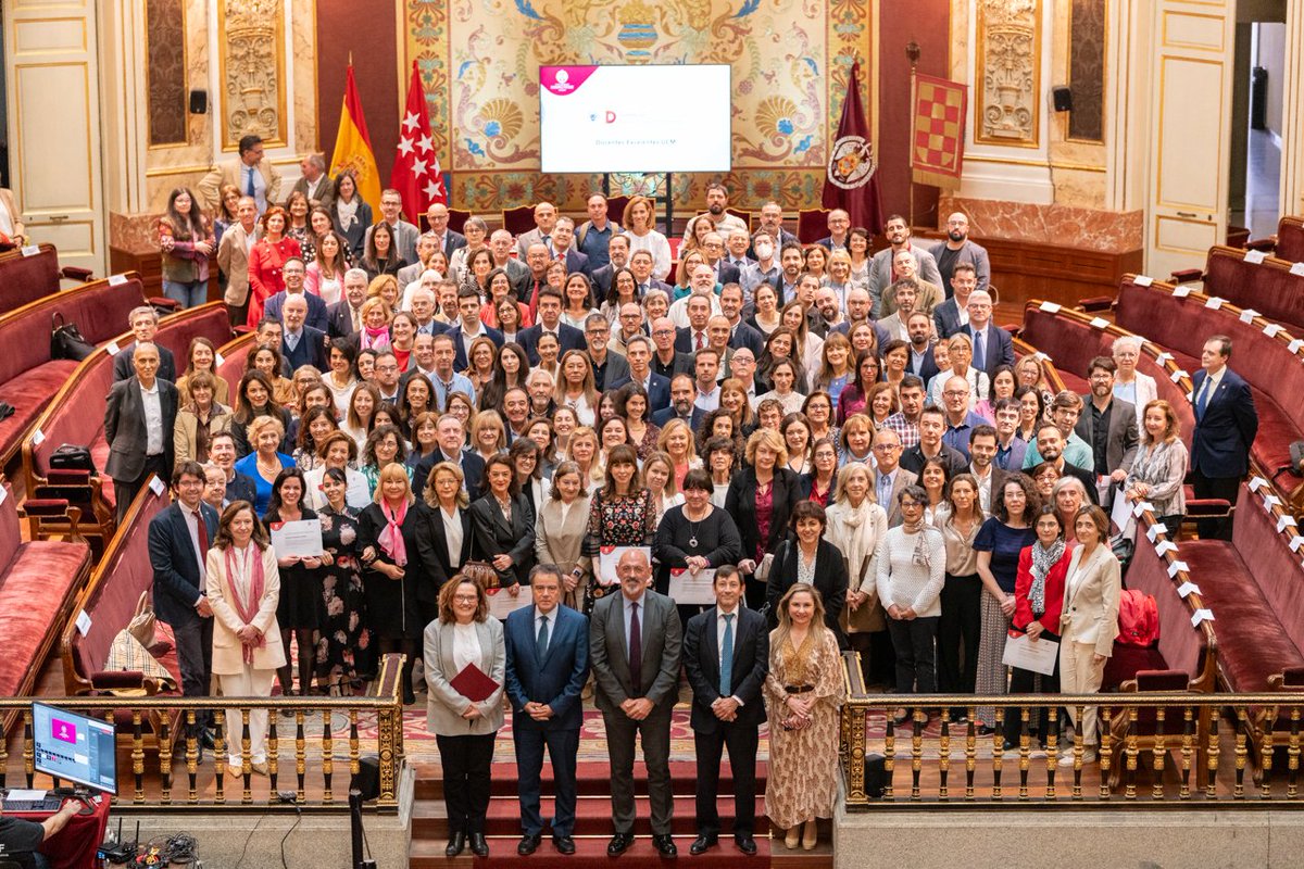 unicomplutense's tweet photo. Presumimos y reconocemos públicamente la labor y entrega de nuestras profesoras y profesores, especialmente de los que han alcanzado la #excelencia en su manera de #enseñar: 'por contribuir a la #transformación de las vidas de sus #estudiantes y por construir #futuro para nuestra sociedad', en palabras del rector #JoaquínGoyache 

Y una muestra de ello son los 179 que han recibido en nuestro Paraninfo Histórico el diploma a la #excelenciadocente a través de #DocentiaUCM - un modelo de referencia en España que destaca por su autoexigencia- y con el que se evalúa a la totalidad de profesores complutenses. 

Lo mejor de este método es que dos tercios proceden de la ✨evaluación de #satisfacción que los #estudiantes hacen cumplimentando encuestas ✨
( pura alegría y motivación para todos ellos) 

Listado completo de profesores y profesoras 'excelentes': https://t.co/VMXfzQ2Oa8

#Muchasgracias 
#Enhorabuena 
#calidadcomplutense