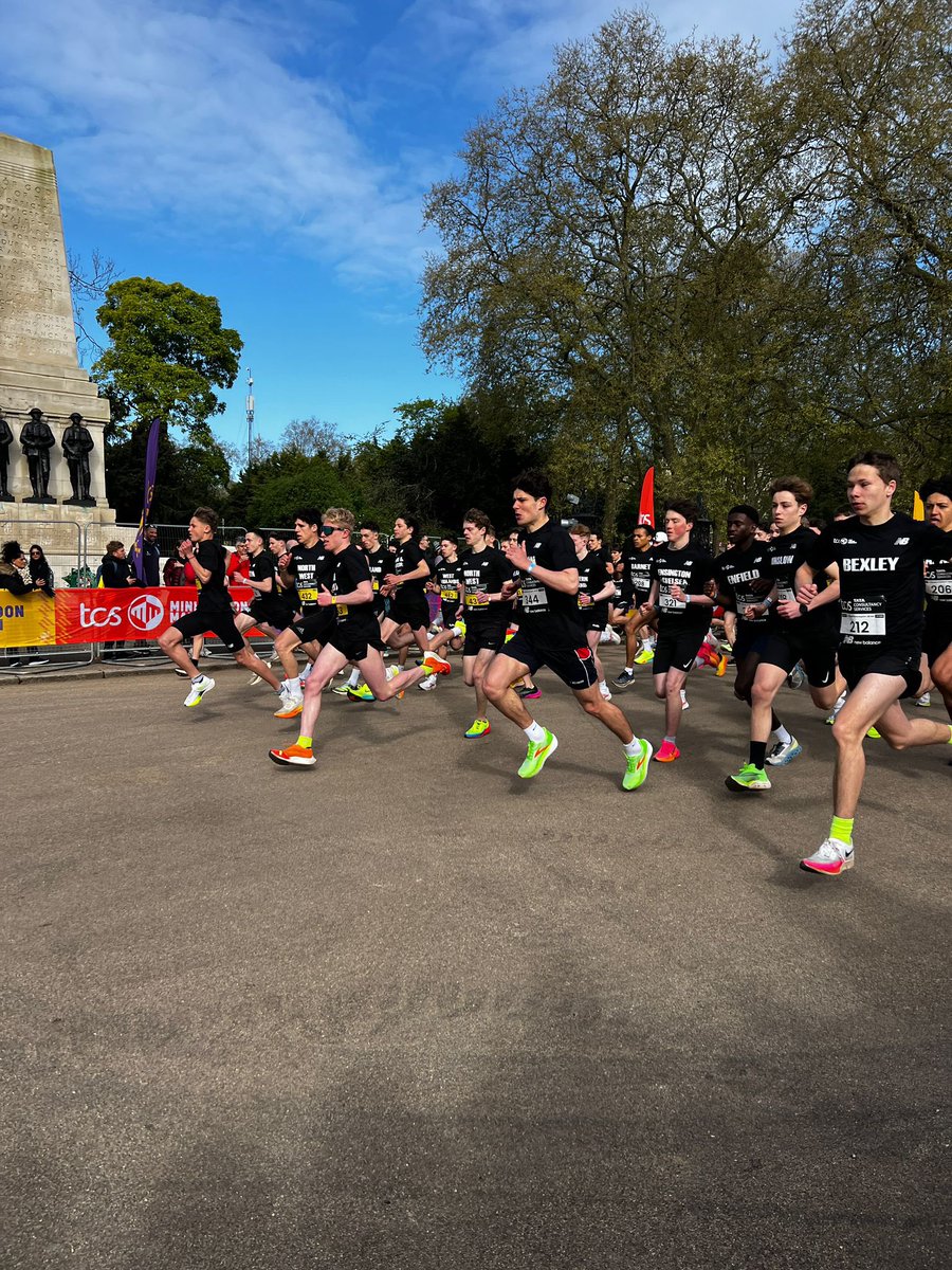 Competition was fierce in the U17 Boy’s category of the TCS Mini Marathon, with some of the fastest times of the day!🏆 Well done to the Kensington & Chelsea team that didn’t let this stop them 🏃‍♀️ Timings are as follows: - Cameron 8:20 - Oliver 10:03