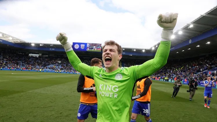 🇩🇰🧤 Mads Hermansen in the Championship 23/24:

3780 minutes played
2182 touches (🥈)
1783 passes completed (🥇)
113 saves
74.3% save percentage
12 clean sheets 
4.99 goals prevented (🥇)
0.9 goals conceded p90 (🥈)
2.7 saves p90
1/1 penalties saved

An assured first season for