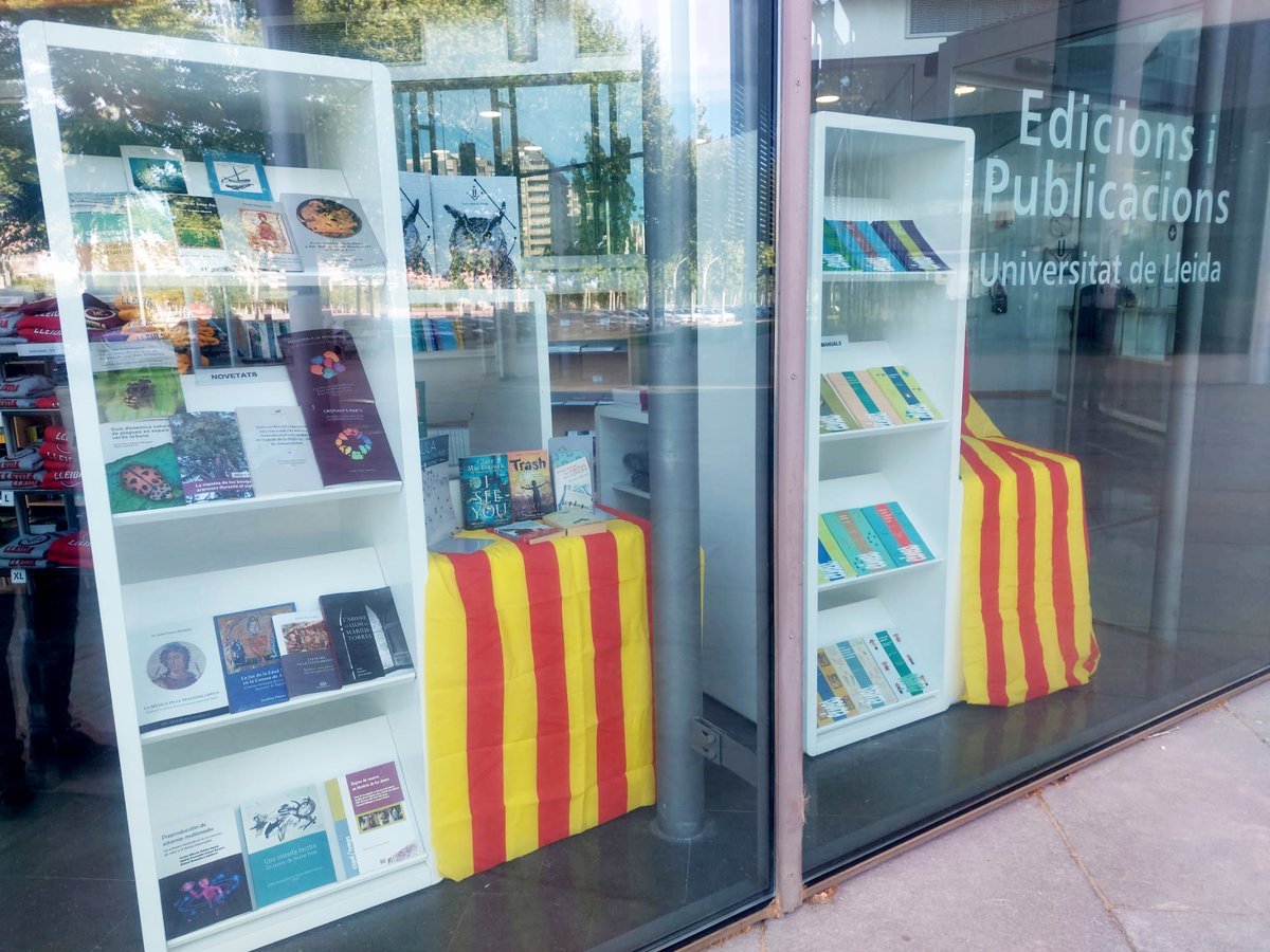 Com cada any... A Edicions i Publicacions, durant el dia de Sant Jordi podeu gaudir descompte del 10 % en les vostres compres. Us esperem a la nostra llibreria. #SantJordi2024