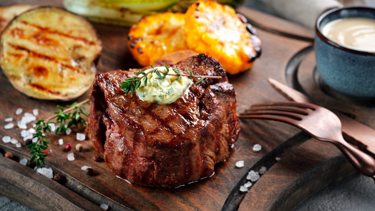 To YOU Which Is the Better cut of steak, Porterhouse or Filet Mignon?
#steak #Food #Foodie