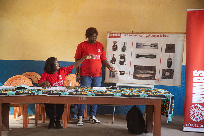 #RCA | Mme Ilene Cohn, Directrice de @UNMAS, en visite à #Bangui du 22 au 24 avril 2024. Des rencontres stratégiques sont prévues avec la #MINUSCA , partenaires nationaux (Force Armée 🇨🇫, ComNat-ALPC) pour renforcer la lutte contre les menaces explosives. #UNMAS #MineAction