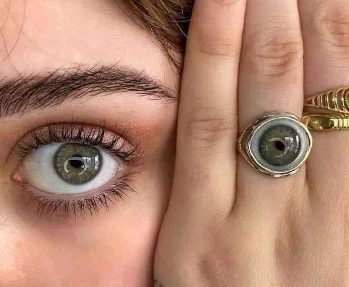 Çocuk kızın gözünün minyatür yüzüğünü yapmış...