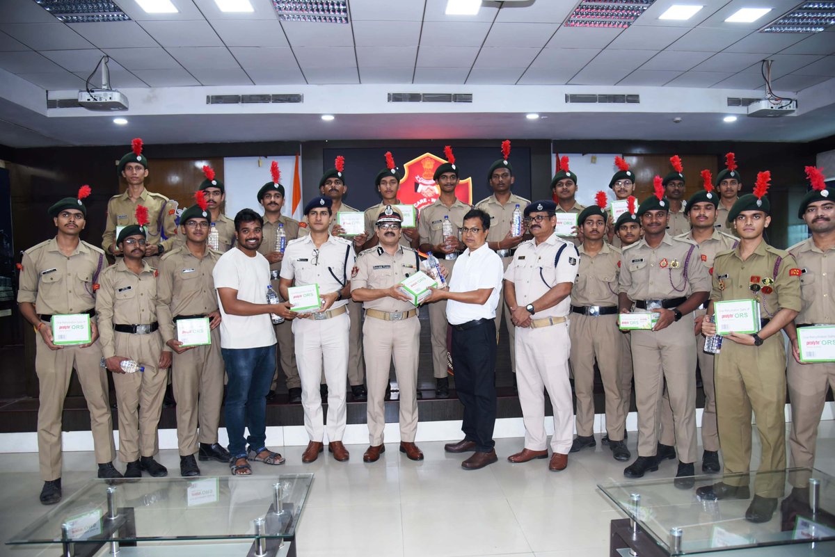 cpbbsrctc's tweet photo. "A big shoutout to SOA University NCC Wing 4-OCTC Bttn. for their incredible donation of 5000 ORS packets and 2000 liters of water bottles to the Commissioner of Police! https://t.co/maQUhZB72O