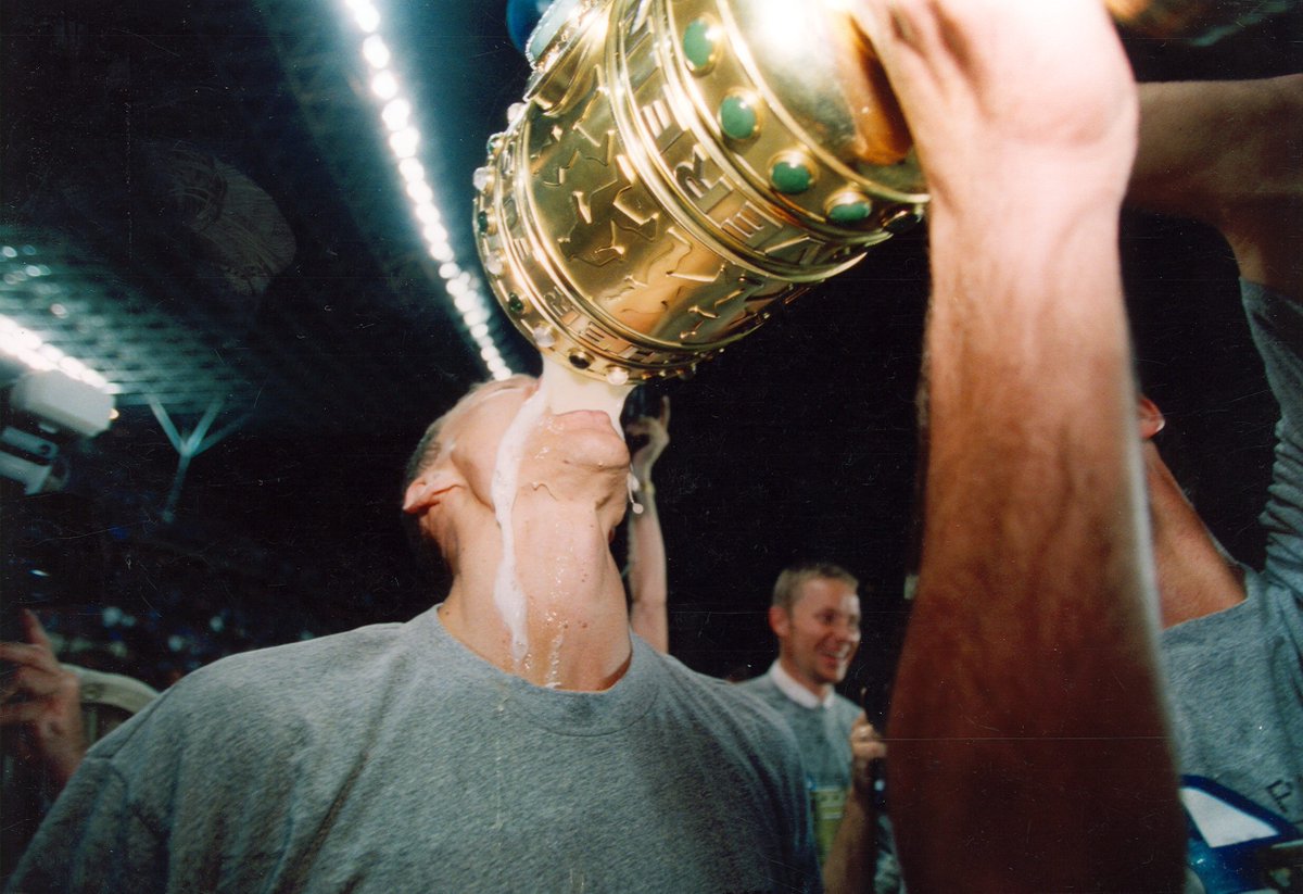 This German Beer Day, make sure you sit back, relax and enjoy a Veltins on us! 🇩🇪🍻 Maybe don't go as hard as Ebbe Sand in this photo, though... 😉💙 #S04