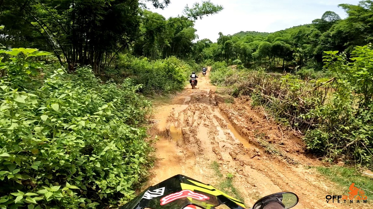 Unpaved tracks take you away from the predictable monotony of city streets. 📡

📲 hanoimotorbikerental.com

#vietnam #xuhuong2024 #trending2024 #motorbike #motorcycle #tour #rental #honda #XR150L #CRF250L #CRF300L #dualenduro #motocross #offroadvietnam #vietnamoffroad #motortours