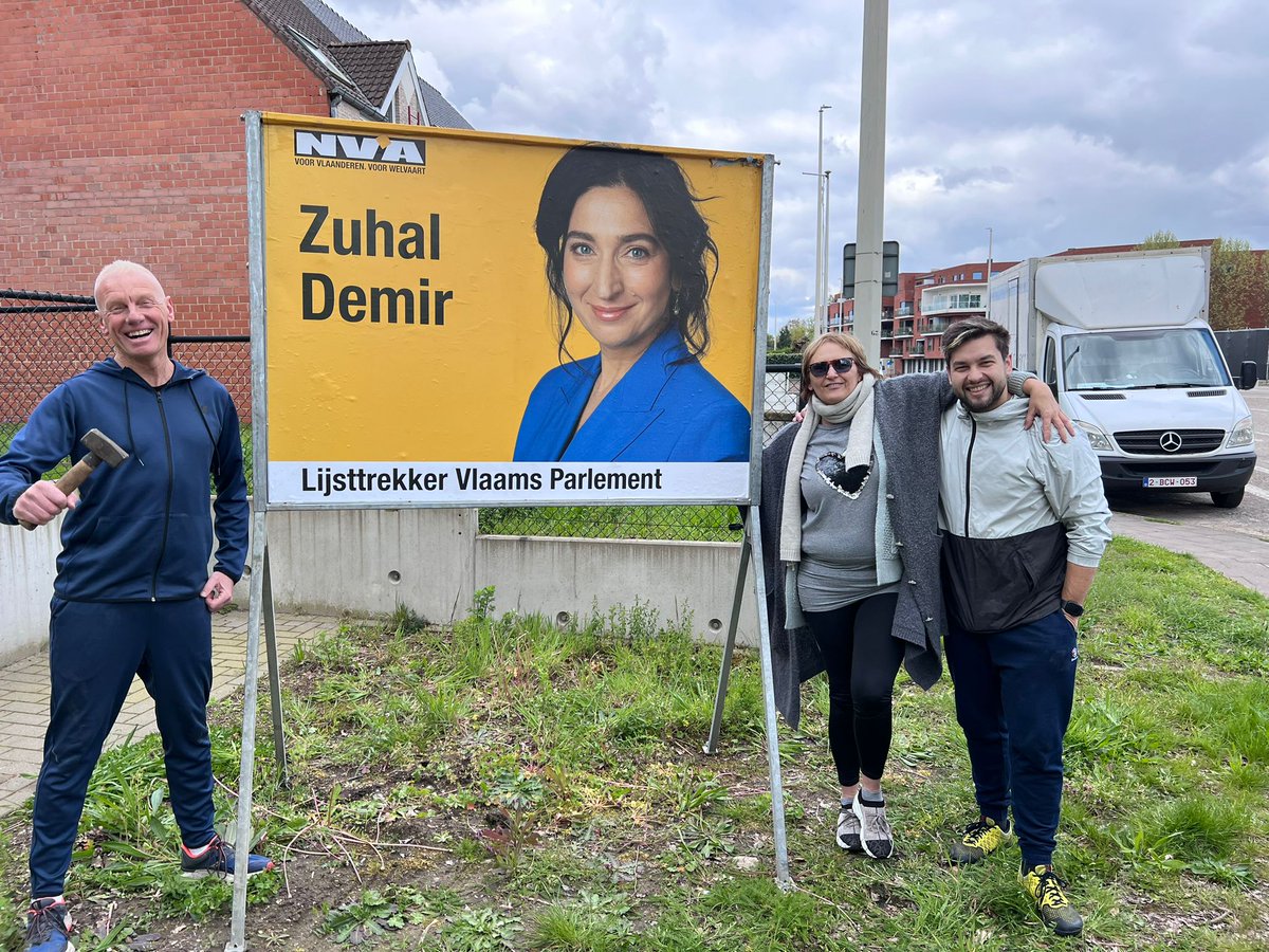 GeertReyskens's tweet photo. De campagne loopt als een trein, super leuke  reacties van de mensen en vooral vraag naar @Zu_Demir 🖤💛 #nvagenk #denva 🚂🦁 https://t.co/o5P3wrZQzF