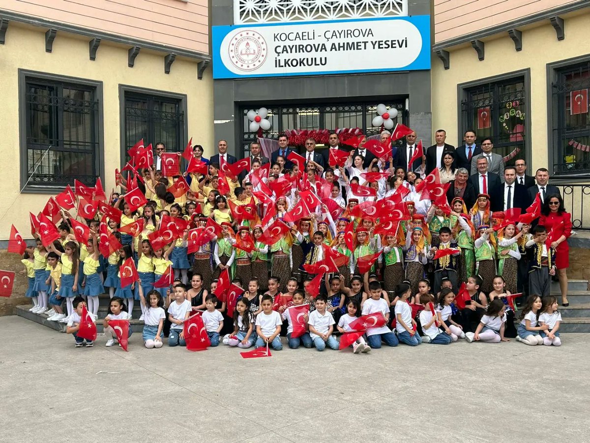 23 Nisan Ulusal Egemenlik ve Çocuk Bayramı Ahmet Yesevi İlkokulunda, Kaymakamımız @vyahmetonal, Belediye Başkanımız @ciftcibnymn, ilçe protokolü ve vatandaşlarımızın katılımlarıyla kutlandı. Kaymakamımız Önal programda emeği geçen tüm öğretmen ve öğrencileri tebrik etti.