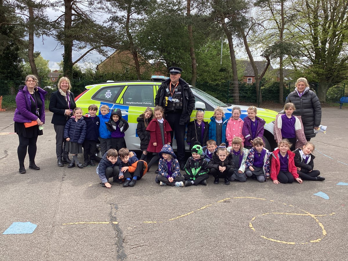 Pupils from #Swaffham CofE Primary Academy enjoyed a visit from PC Johnson teaching them life skills including how to cross the road safely. @EDP24 @WSTimes24 @NorfolkPolice #Education #Lifeskills