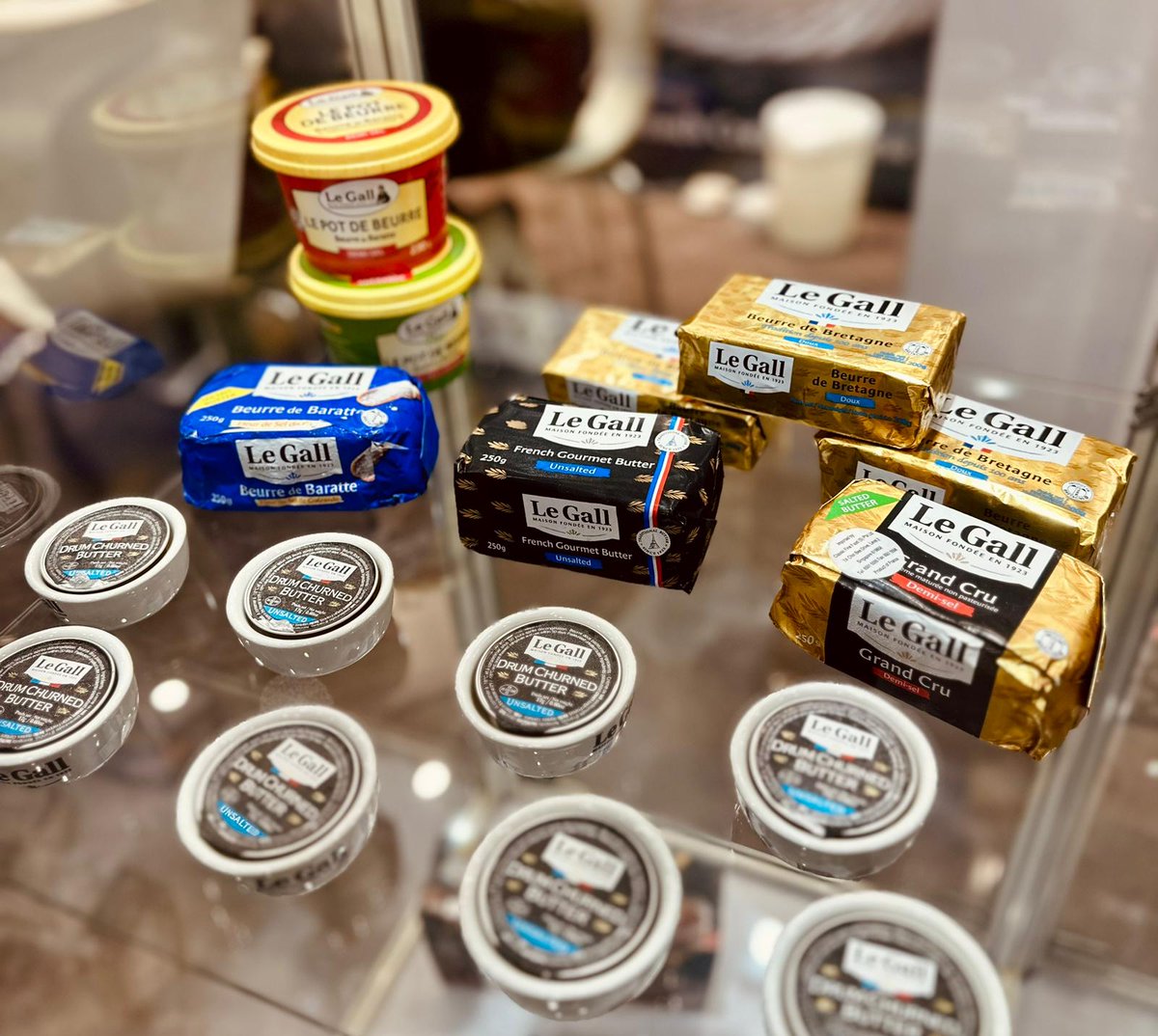 LaurentSMartin's tweet photo. 🇫🇷🇸🇬 Singapour | Sur le salon #FHA Food &amp; Beverage avec @TangMinhdi - ambassadrice de @FranceinSG - aux côtés des régions @NvelleAquitaine, @regionbretagne et @RCValdeLoire. 

➡️Rencontre avec les #entrepreneurs français qui exportent leur savoir-faire à travers le monde. #FHAFnB https://t.co/zIlnhISjOc