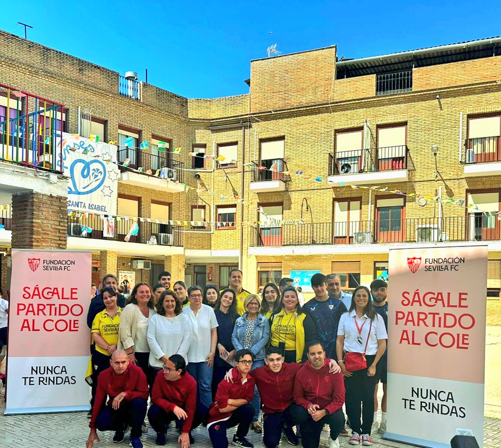 ⚽️🎒 Comienza el programa #SácalePartidoAlCole en el @SevSantaisabel. 📚

#NuncaTeRindas #FundaciónSevillaFC