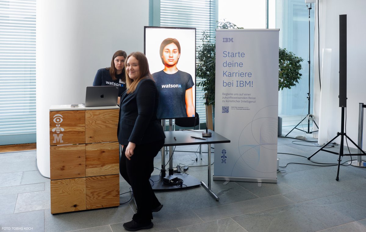 Am Stand von @IBMDACH im #MINT-Erlebnis-Parcours spricht die #virtuelleAssistenz SAM mit den Schülerinnen. Sie lernen, wie sie am besten mit einer generativen #KI interagieren (#Prompts), um wirklich die Informationen zu bekommen, die sie suchen. #GirlDay #D21GD