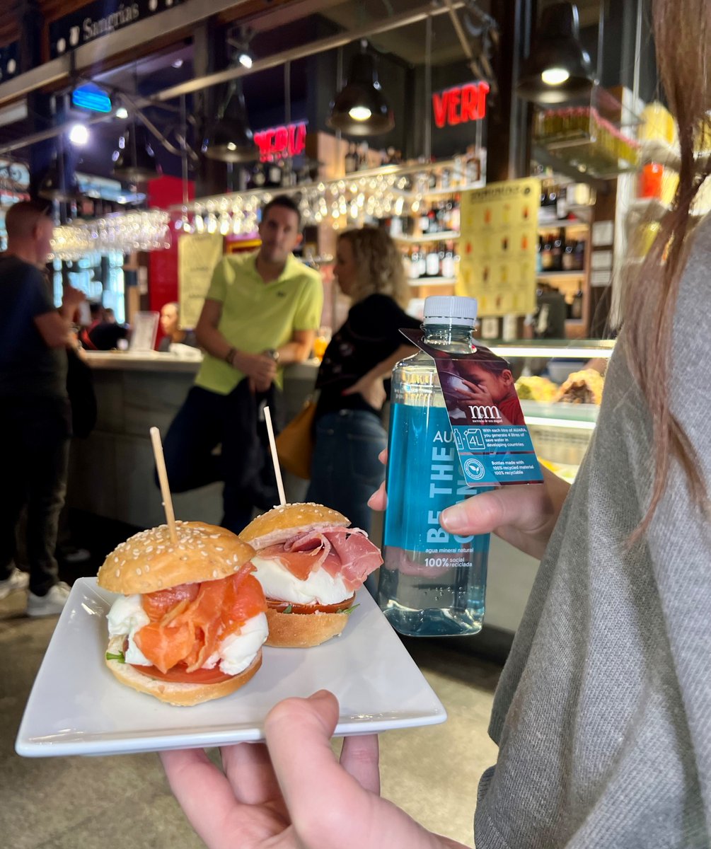 Tapa mini burger de mozzarella, ¿con salmón o con jamón? . . #mercadodesanmiguel #sanmiguelmarket #gastromadrid #mercadosanmiguel #madrid #madridfood #mercado #market #gastronomía #experienciagourmet #mozzarella