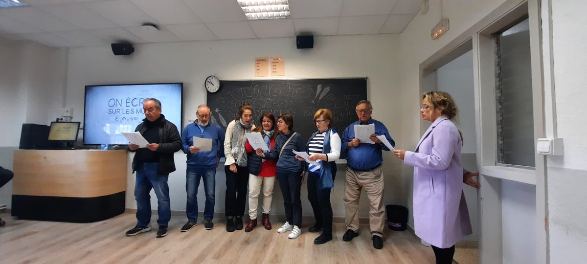 CJujol's tweet photo. Al primer torn de matí hem celebrat Sant Jordi recitant poemes, creant cançons amb intel•ligència artificial, fent teatre, narrant històries i cantant Karaoke. Us animem a venir aquesta tarda i seguir festejant. https://t.co/RQt7KApWZ2