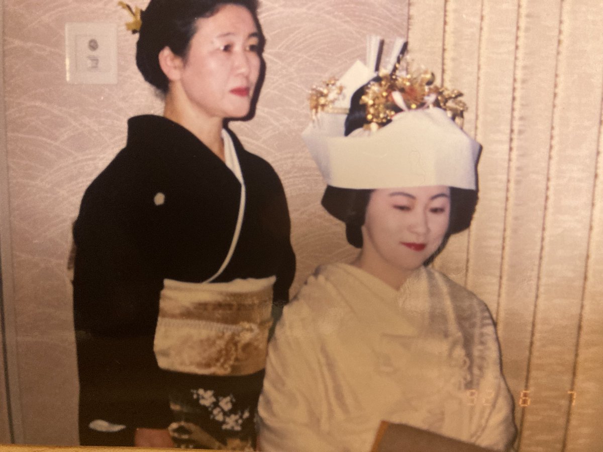 yas_kiy's tweet photo. 父と母が若かった開業の1974年当時と1992〜94年当時、まだ「かに太郎」の大きな看板🦀があった頃の写真💐 https://t.co/DDD58p9OEq