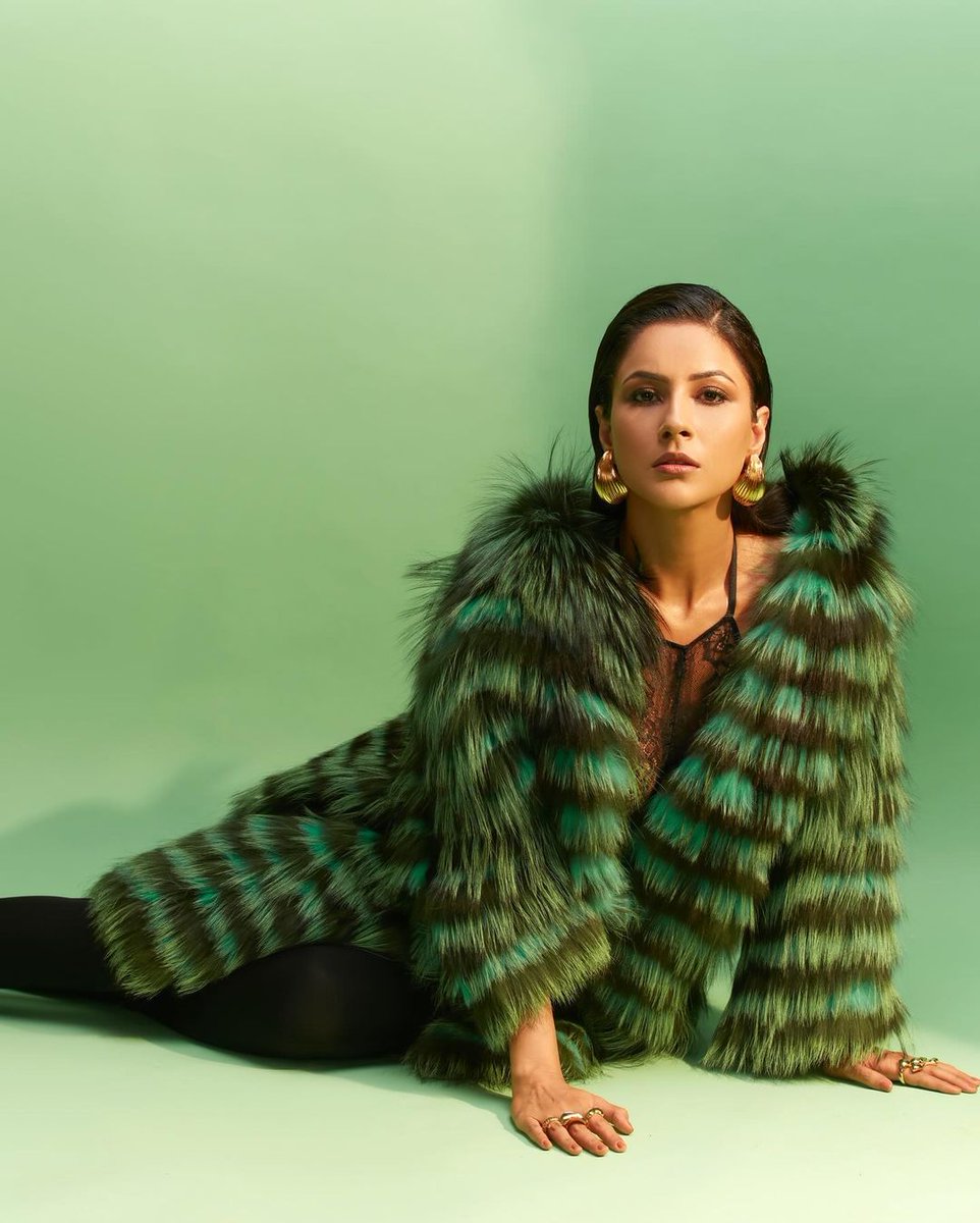 mid_day's tweet photo. Shehnaaz Kaur Gill dazzles in a stunning green ensemble!

#shehnaazgill #shehnaazgillfans #shehnaaz #shehnaazians #fashion #Entertainment #Bollywood https://t.co/SzmRaa5pFP