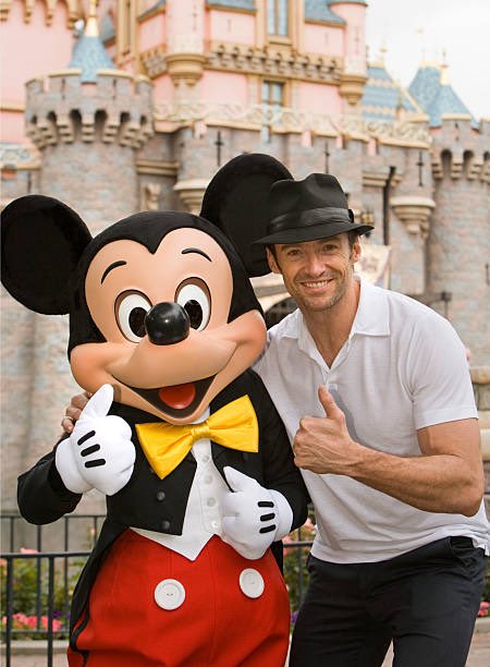 Carrying on with the Disney theme now with this great picture of Hugh with Mickey Mouse during his a trip to Disneyland on this date in 2009. And now, he gets to spend it with Deadpool, bit of a difference. 😆 #hughjackman #disney #mickeymouse 📸 Paul Hiffmeyer