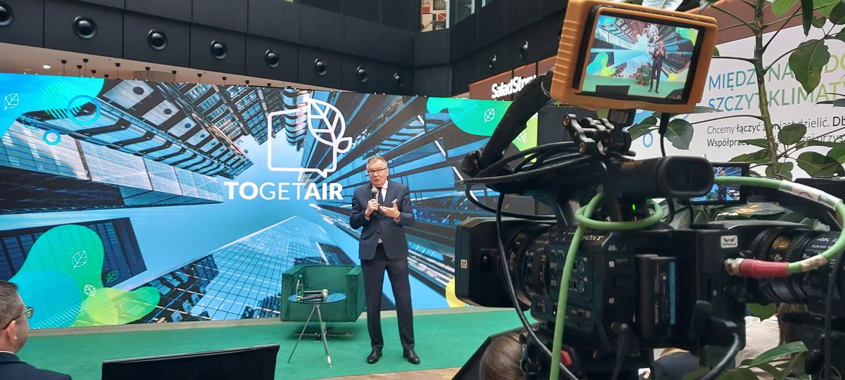 RzecznikMSP's tweet photo. Trwa Międzynarodowy Szczyt Klimatyczny @togetair  2024.🌳Tegoroczne obrady koncentrują się wokół ochrony środowiska, neutralności klimatycznej i zrównoważonego rozwoju.
@AdamAbramowicz1  w swoim wystąpieniu mówił o dyrektywie ESG i dyrektywie "budynkowej".
https://t.co/IHzJJUBw5C https://t.co/cHZeZtHvnJ