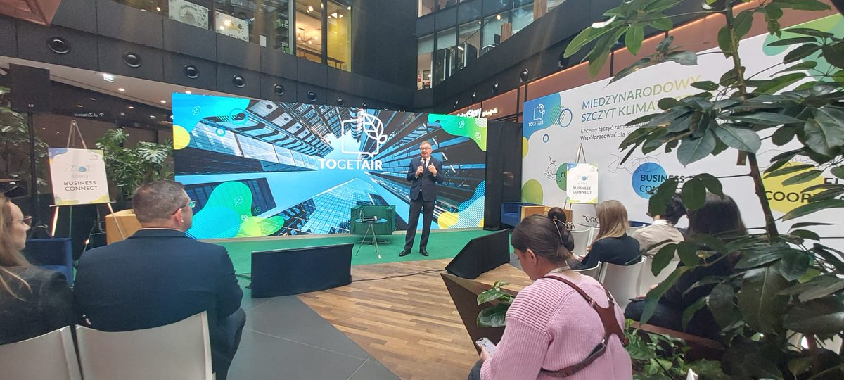RzecznikMSP's tweet photo. Trwa Międzynarodowy Szczyt Klimatyczny @togetair  2024.🌳Tegoroczne obrady koncentrują się wokół ochrony środowiska, neutralności klimatycznej i zrównoważonego rozwoju.
@AdamAbramowicz1  w swoim wystąpieniu mówił o dyrektywie ESG i dyrektywie "budynkowej".
https://t.co/IHzJJUBw5C https://t.co/cHZeZtHvnJ