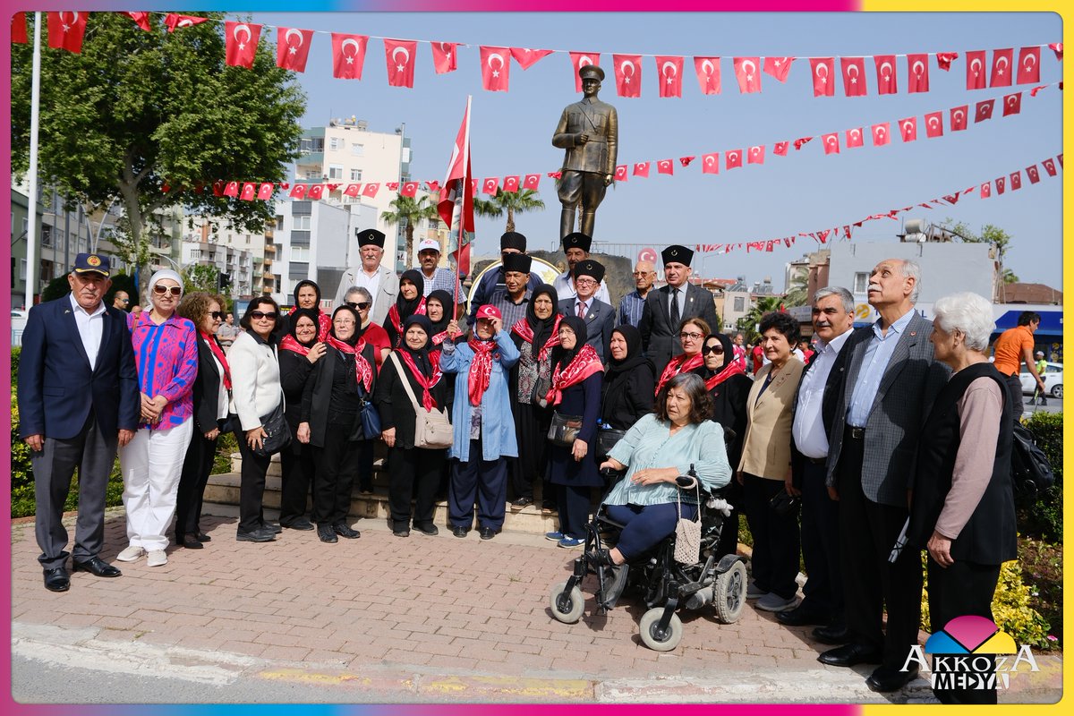 Atatürk Anıtına '23 Nisan Çelenk Sunma Töreni' Düzenlendi 'Tarsus'ta Cumhuriyet Meydanı'nda Atatürk Anıtı için Düzenlenen 23 Nisan Ulusal Egemenlik ve Çocuk Bayramı Çelenk Sunma Töreni' Hatıra fotoğrafları çekimlerinin ardından tören son buldu.