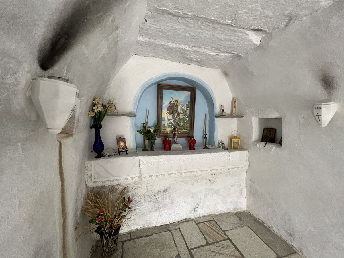 Happy St George’s Day from this tiny chapel to St George in the mountains of Tinos! 🏴󠁧󠁢󠁥󠁮󠁧󠁿 (Anyone brave enough to tell the Greeks he was actually Turkish 😉)