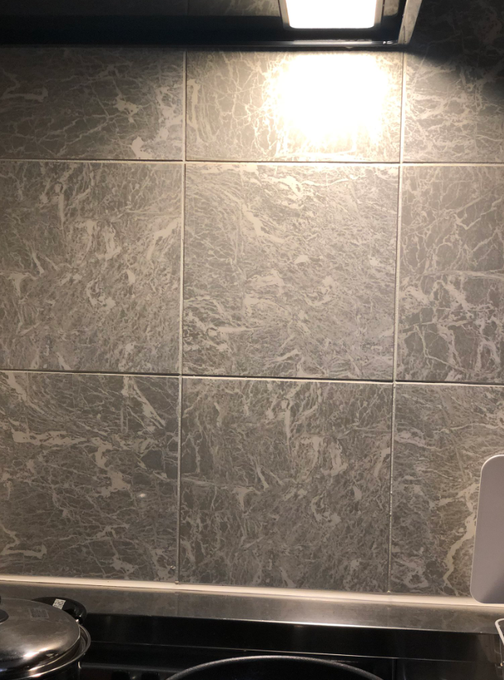 やっと台所の電球を暖色の電球に変えられた・・・引っ越してきた時は蛍光色で真っ白だった・・・この台所でアンジュとみこちとスバルとかなたとなにか作りたい人生だった・・・(暖色大好き)☕🌙 