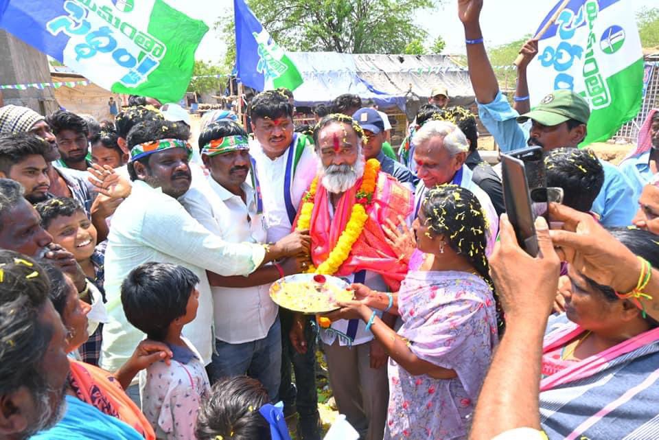 AnnaRambabu's tweet photo. ఈరోజు ఎన్నికల ప్రచారంలో భాగంగా పొదిలి మండలం ఓబులక్కల పల్లి ముగ చింతల బట్లువారి పాలెంలో నిర్వహించిన ఎన్నికల ప్రచారంలో పాల్గొన్నాను.
#AVR4Markapuram #AnnaThoMarkapuram #YSRCPParty #AnnaRambabu #YSRCPAgain2024 #JaganannaOnceMore #YSJaganDevelopsAP #YSJaganMarkGovernance #VoteForFan https://t.co/2yvozX7nKh