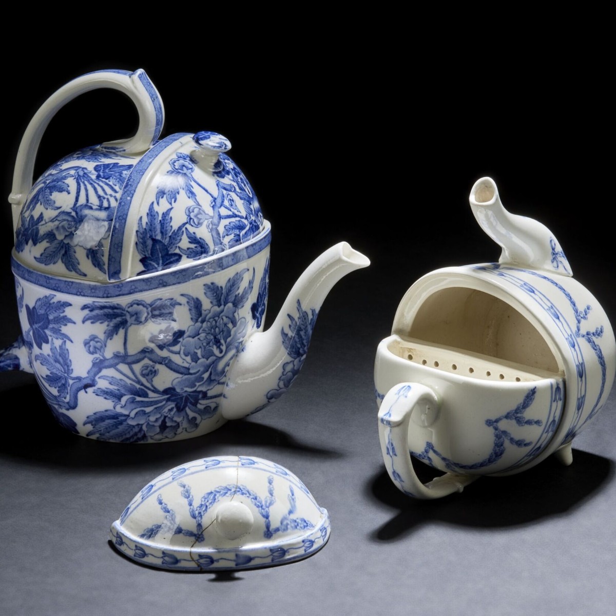 For #TeapotTuesday, here's a Simple Yet Perfect teapot. Developed by Sir Douglas Baillie Hamilton Cochrane, the 12th Earl of Dundonald, the design separated the used tea leaves from the prepared tea. This example features the 'Peony' pattern and was manufactured in 1906.