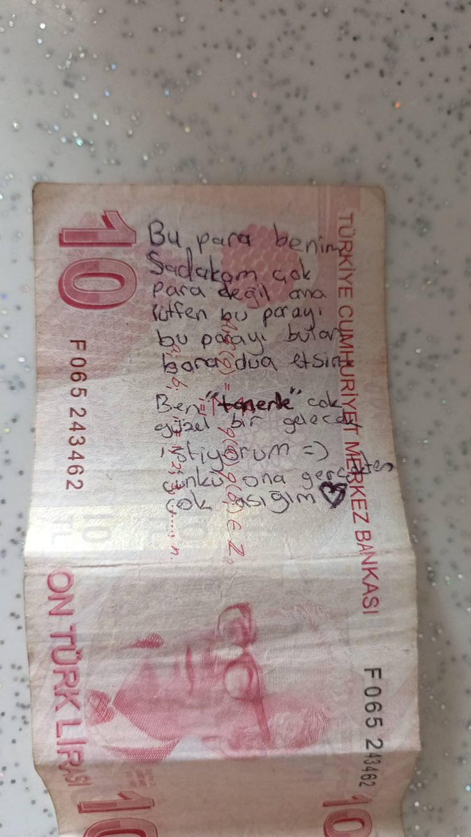 ftmli_'s tweet photo. Millet evlenebilmek için  artık paralara yazı yazıp dua istiyor 😂
Umarım çok mutlu"tanerle"🥰😅
#Patisswiss #UlusalEgemenlikveÇocukBayramı https://t.co/dc5BWJ2dib