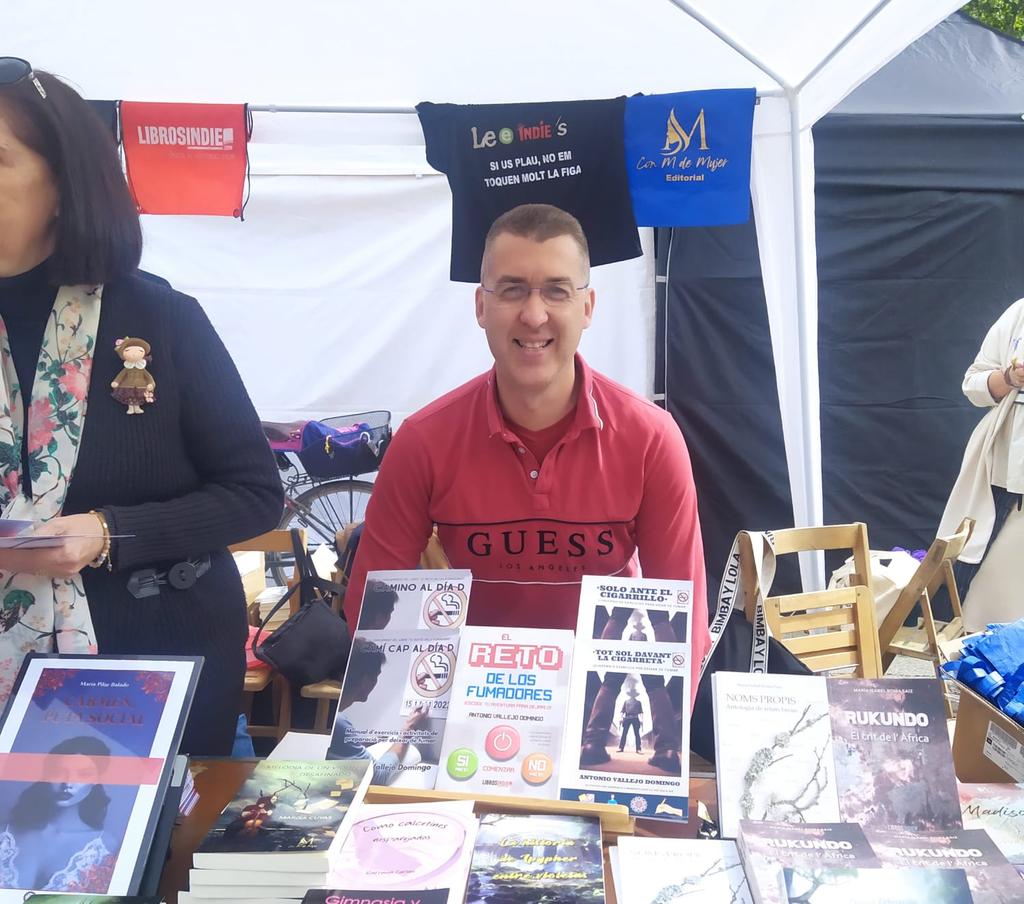 Signant llibres a la parada de llibres Indie al passeig Lluís Companys 
#deixardefumar #dejardefumar #santjordi