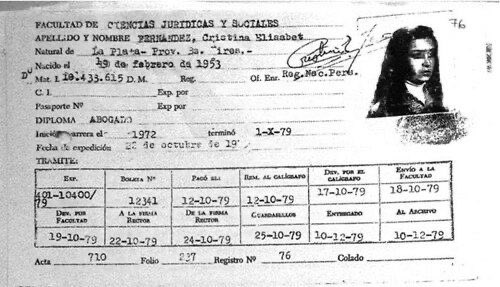 CFKArgentina's tweet image. Nuestras fichas de la Universidad Nacional de La Plata y nosotros dos en el verano del 75’-76’, todavía estudiantes. ¿Quién podía imaginar que 27 años después íbamos a presidir una Argentina en la cual creamos e inauguramos 16 nuevas universidades públicas logrando que, por…