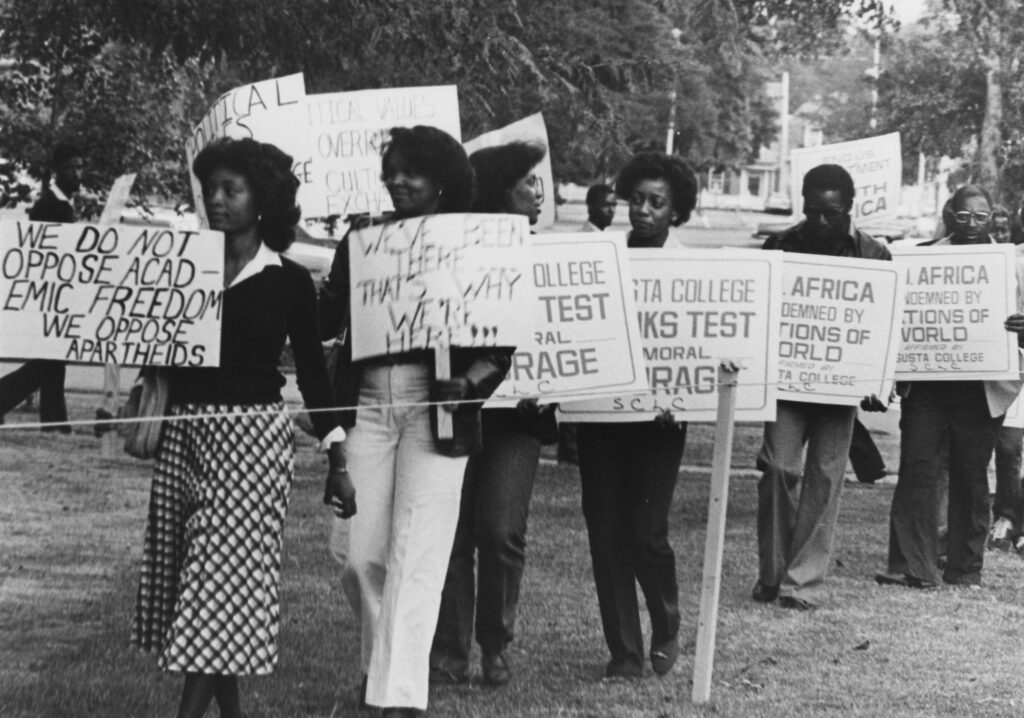 'The ANC’s 1994 electoral victory and its memory, however, obscures this tension within the global anti-Apartheid movement,' writes @AmandaJoyceHall today at @BlkPerspectives. Read the first installment in our forum, 'The End of South African Apartheid' : aaihs.org/african-libera…