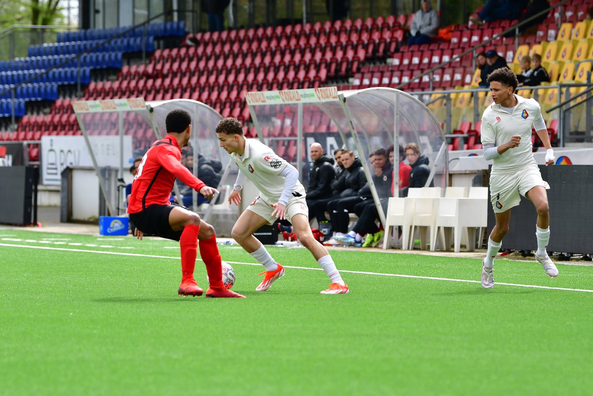 Afgelopen zaterdag speelde de Jongens O21 thuis in het 711 Stadion tegen AFC. In de 58ste minuut scoorden de gasten de winnende 0-1. Met nog drie duels op het programma volgt nu een uitdagende eindstrijd om promotie.

#WitteLeeuwen | #WitteLeeuwinnen