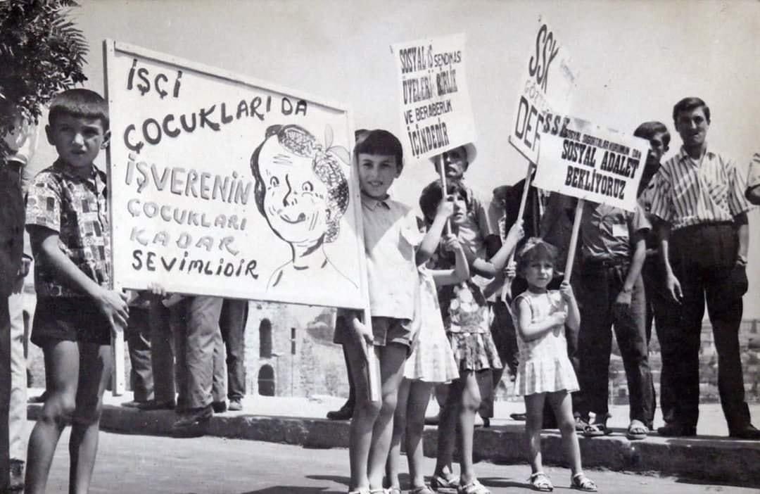 işçi çocuklarının 1976 1 mayıs’ında tuttukları döviz: