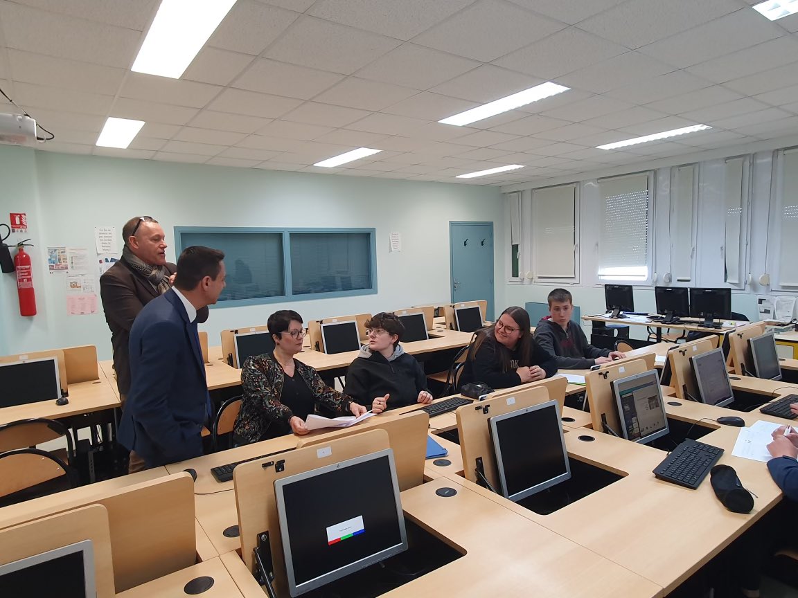 📚 @PMoyarecteur et @NathalieSimonet ont visité le collège Aristide-Briand à Chaulnes pour le programme école ouverte/vacances apprenantes. Les élèves de 3e y peaufinent leur préparation au brevet avec révisions et ateliers pour l'oral et le stress ☀️