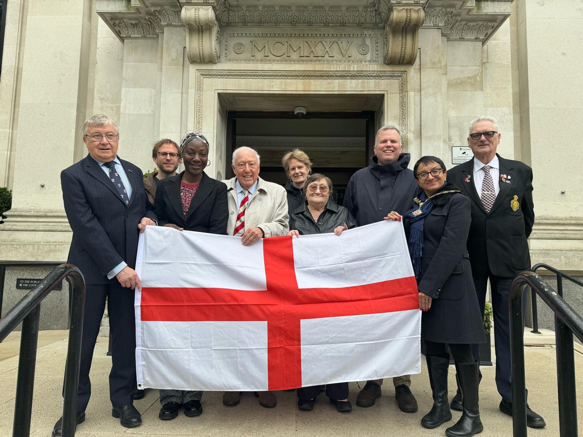 Happy St George's Day! This morning, the Deputy Mayor was joined by members of the council and other borough representatives to raise the St George Cross at Islington Town Hall.