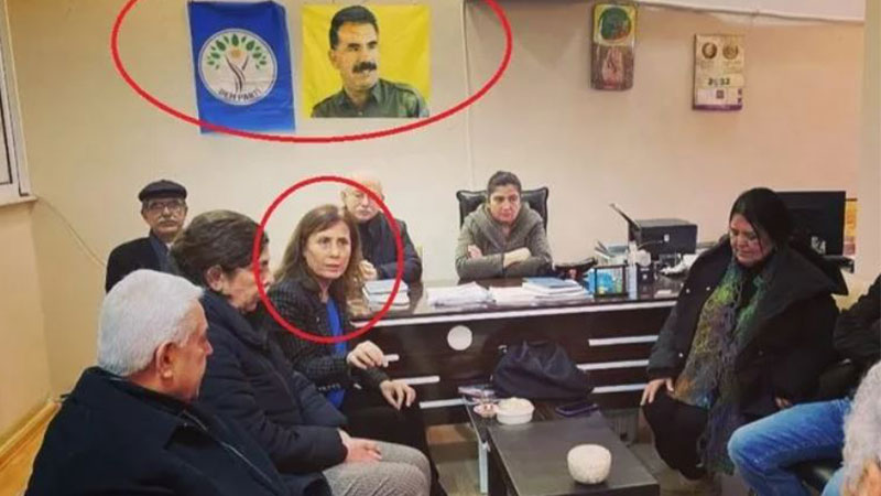 CHP'li Adana Seyhan Belediye Başkanı Oya Tekin'in, DEM Parti'yi ziyaret ettiği ve teröristbaşı Abdullah Öcalan'ın resminin önünde fotoğraf çektirdiği ortaya çıktı.