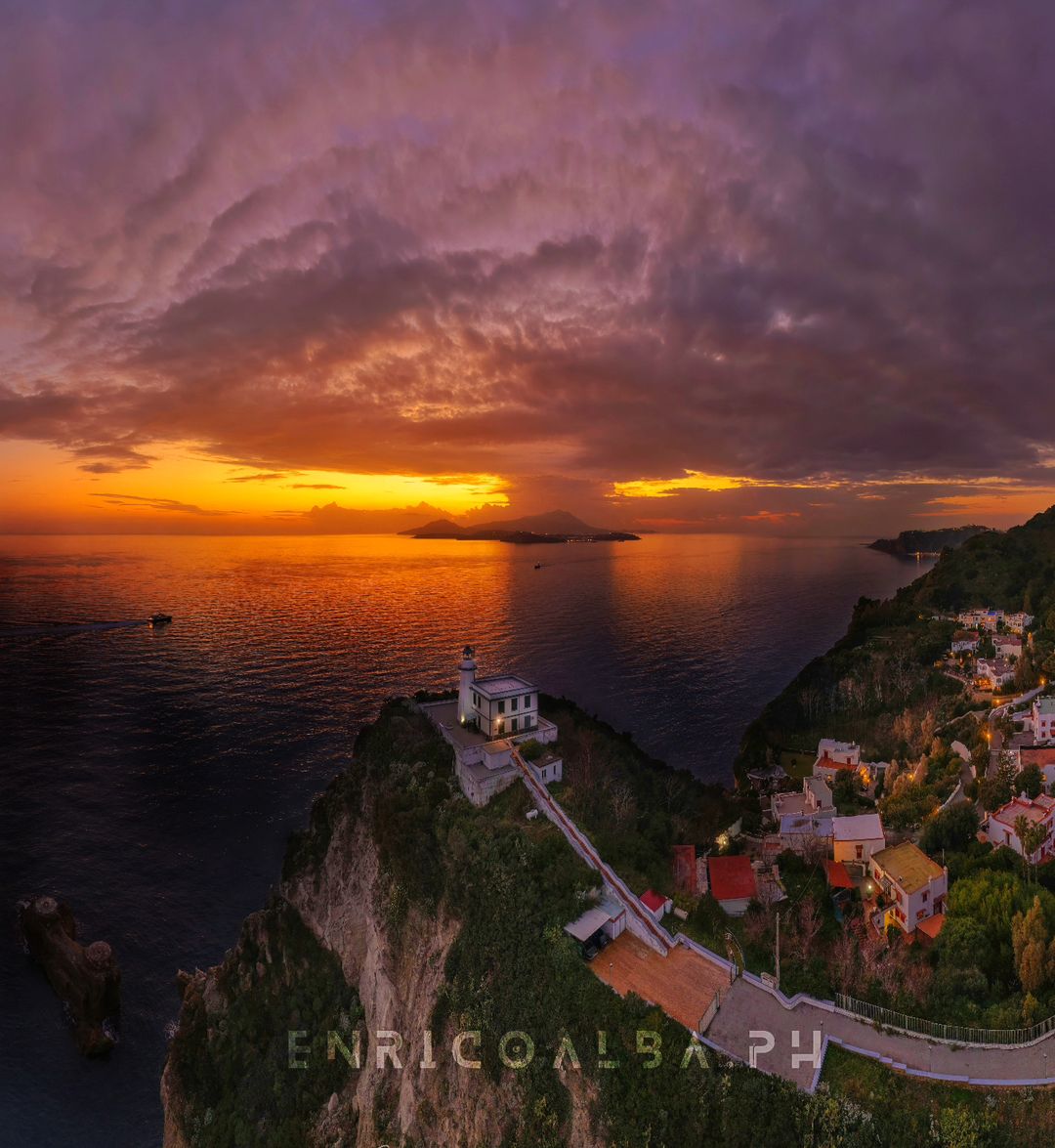 Un panorama infiammato, un fuoco indomabile ma dormiente!

Questa luce lascia senza parole ❤

📷 @enricoalba.ph

#grandenapoli #marediNapoli #lucediNapoli